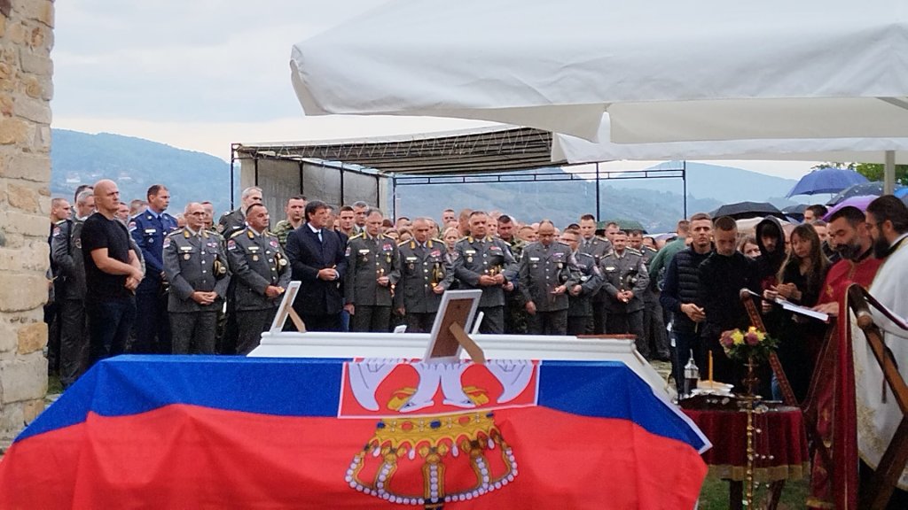 DANAS I NEBO PLAČE ZA ANĐELIMA: Potresne scene na groblju u Novom Pazaru – Porodica se oprašta od Lazovića i troje mališana (FOTO/VIDEO)
