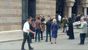 KĆERKA U SUZAMA MILUJE UMRLICU I ISPRAĆA MAJKU NA VJEČNI POČINAK: Porodica i prijatelji se opraštaju od Radmile Živković