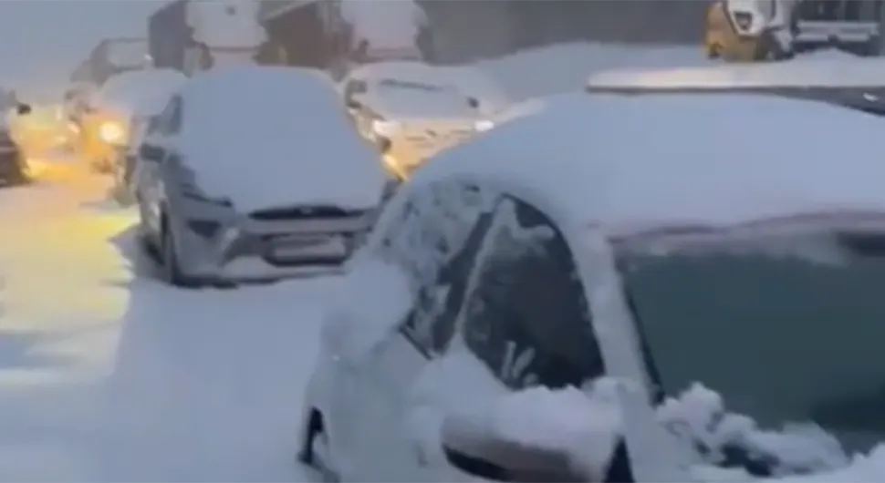 U AFRICI SNIJEG NAPADAO DO 2 METRA: Putnici bili zaglavljeni u automobilima (FOTO)
