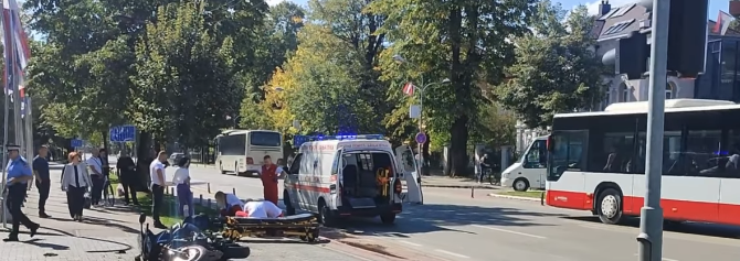 POVRIJEĐENI MOTORISTA PREVEZEN NA UKC: Oglasili se iz policije o nesreći kod zgrade Vlade