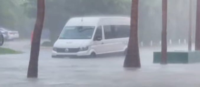 ALARMANTNO STANJE NA FLORIDI: Ceste i kuće pod vodom, raste broj mrtvih (VIDEO)