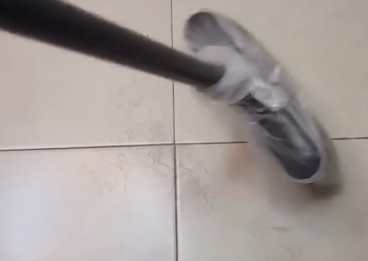 TRIK KOJI TREBA DA ZNA SVAKA DOMAĆICA: Stavite ovo na metlu, olakšaće vam čišćenje! (VIDEO)