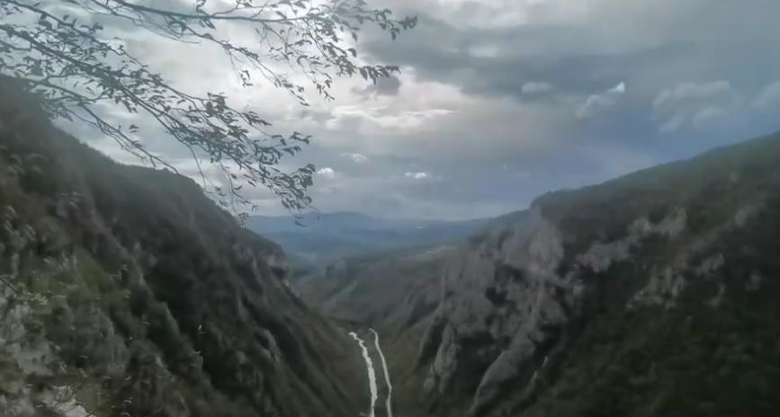 NEVJEROVATAN PODVIG: Čovjek hodajući po žici prešao kanjon u Mrkonjić Gradu (VIDEO)