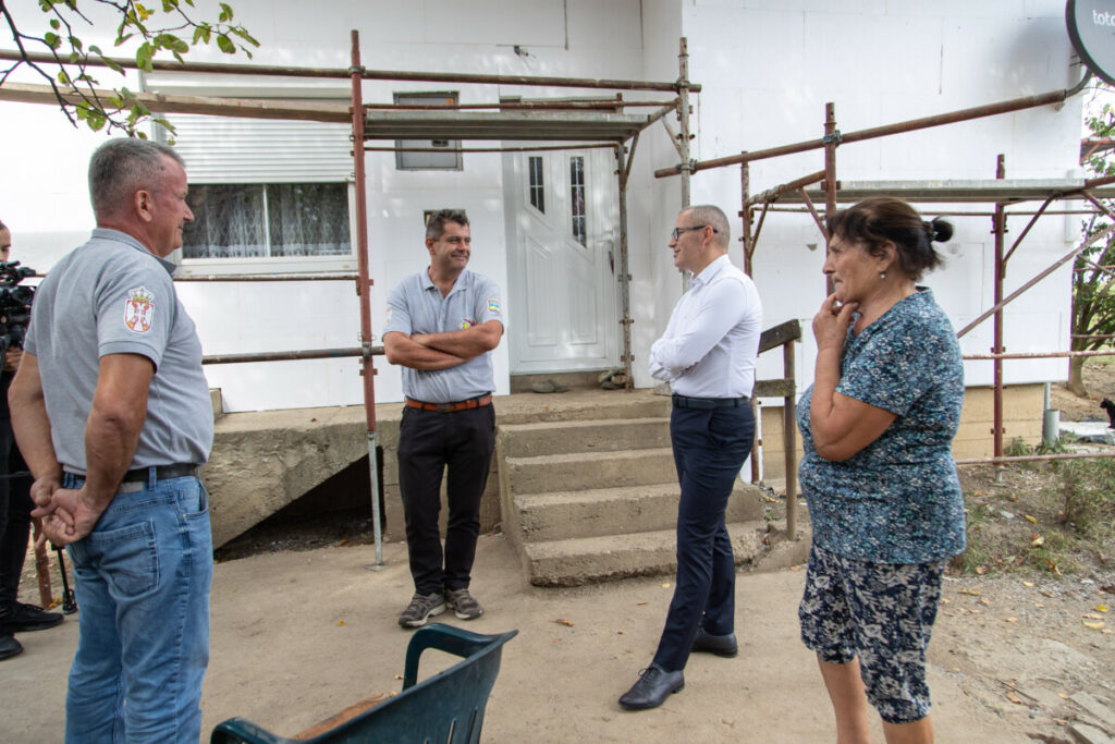 ПОТЕЗ ГРАДСКИХ ВЛАСТИ У ПРЊАВОРУ ЗА СВАКУ ПОХВАЛУ: Супруга погинулог борца и њена непокретна кћерка ускоро добијају сигуран кров над главом (ФОТО)