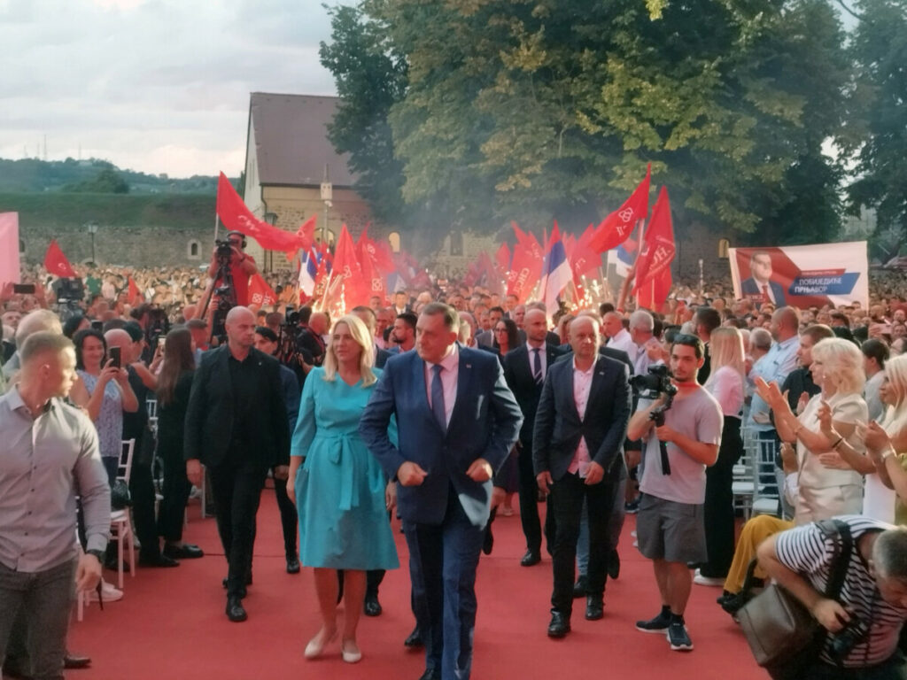 SPREMNI SMO ZA JOŠ JEDNU VELIKU POBJEDU: Konvencija SNSD-a u Banjaluci, Dodik poslao moćnu poruku (FOTO)