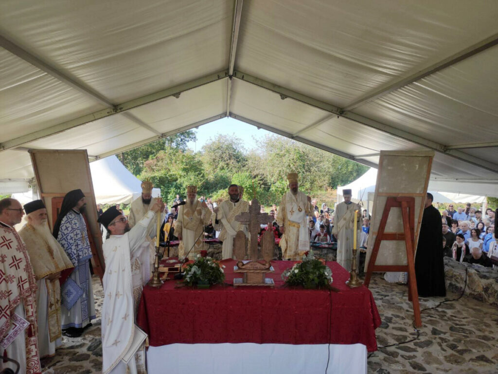 POMEN ZA ŽRTVE GENOCIDA: Molitva za Svete novomučenike jasenovačke, na skupu brojni zvaničnici i vjernici (FOTO)
