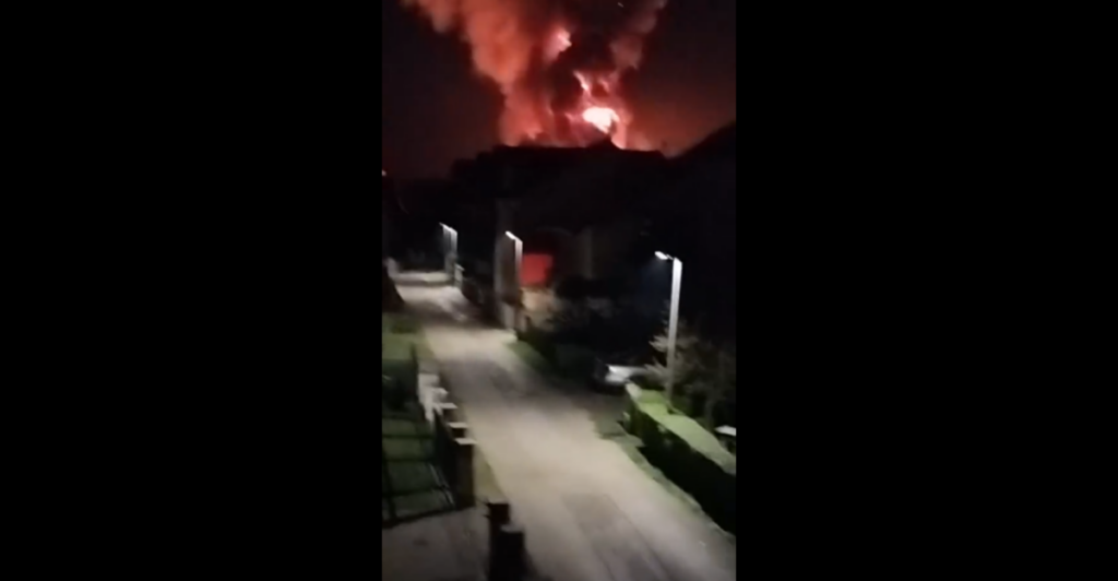 VATROGARCI SE BORE DA OBUZDAJU VATRENU STIHIJU: Gotovo cijelo banjalučko naselje bez struje (VIDEO)