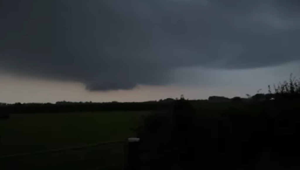 APOKALIPTIČNE SCENE U ENGLESKOJ: Tornado oborio stabla i oštetio kuće (VIDEO)