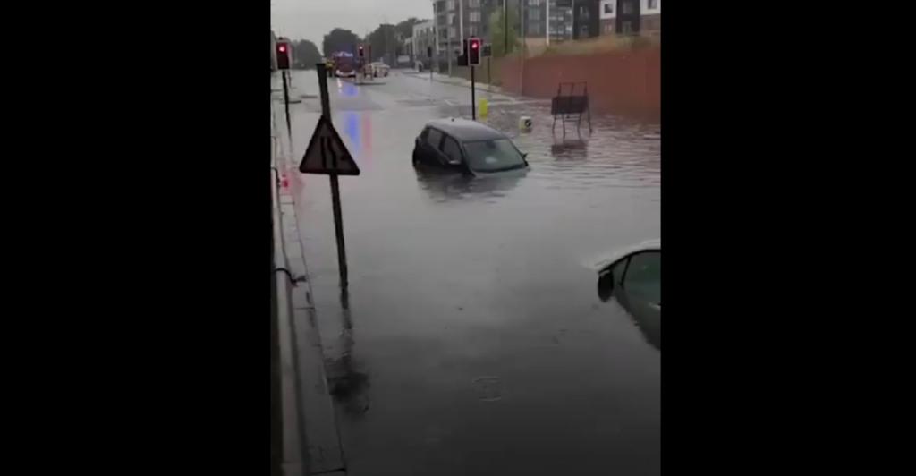 NESTVARNI SNIMCI IZ VELIKE BRITANIJE: Kolaps zbog obilnih padavina, upaljen narandžasti meteoalarm (VIDEO)