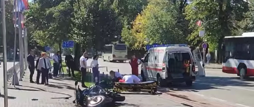 TEŠKA NESREĆA KOD ZGRADE VLADE U BANJALUCI: Automobilom „pokosio“ motociklistu, ima povrijeđenh (VIDEO)