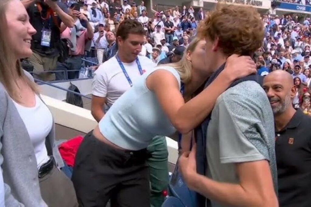 CVJETA LJUBAV: Siner nakon titule pao u zagrljaj lijepe teniserke (VIDEO)