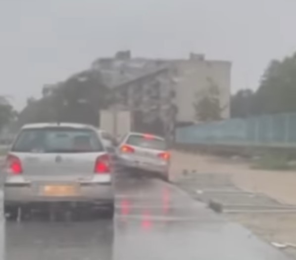KOLAPS U SAOBRAĆAJU: Udes na raskopanom putu u Banjaluci (VIDEO)