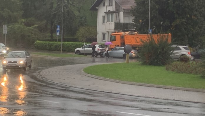 KIŠA DOVELA DO KOLAPSA U SAOBRAĆAJU: Saobraćajka kod kružnog toga u Laušu