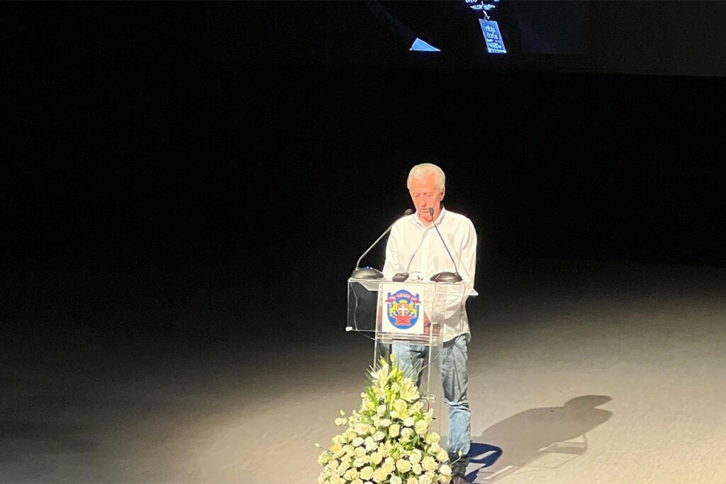 „ZAMOLI SVOG ANĐELA GORE DA POGLEDA SVOJ DOM…“ Miroslav Ilić se rasplakao na komemoraciji Bori Đorđeviću