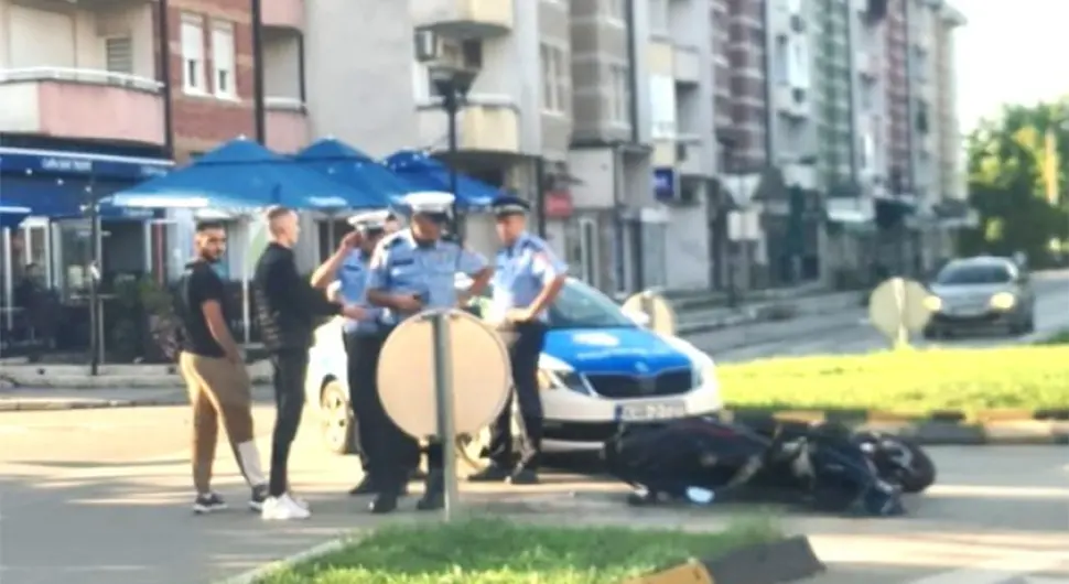 NESREĆA U BANJALUCI: U kružnom toku oboren motociklista