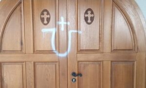 VANDALIZAM U PETRINJI: Na pravoslavnoj crkvi osvanuli ustaški grafiti