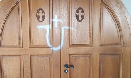 VANDALIZAM U PETRINJI: Na pravoslavnoj crkvi osvanuli ustaški grafiti