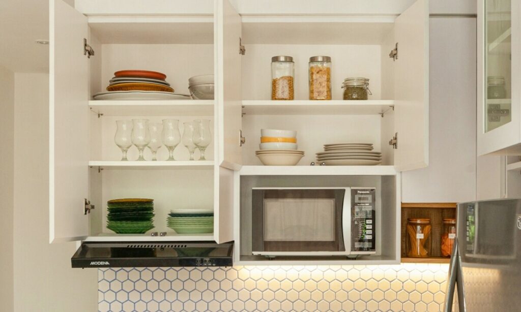 ИЗГЛАНЦАНО ЗА 30 СЕКУНДИ: Уз помоћ овог трика старо посуђе ће поново засијати као ново