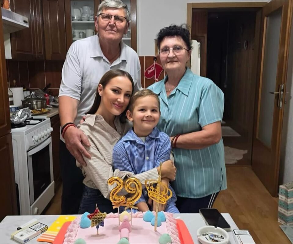 FAMILIJA NA OKUPU: Aleksandra Prijović slavi rođendan u krugu najbližih (FOTO)