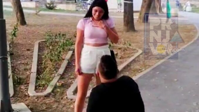 ROMANTIKA U PRNJAVORU: Mladić zaprosio djevojku, izraz na njenom licu sve govori (VIDEO)