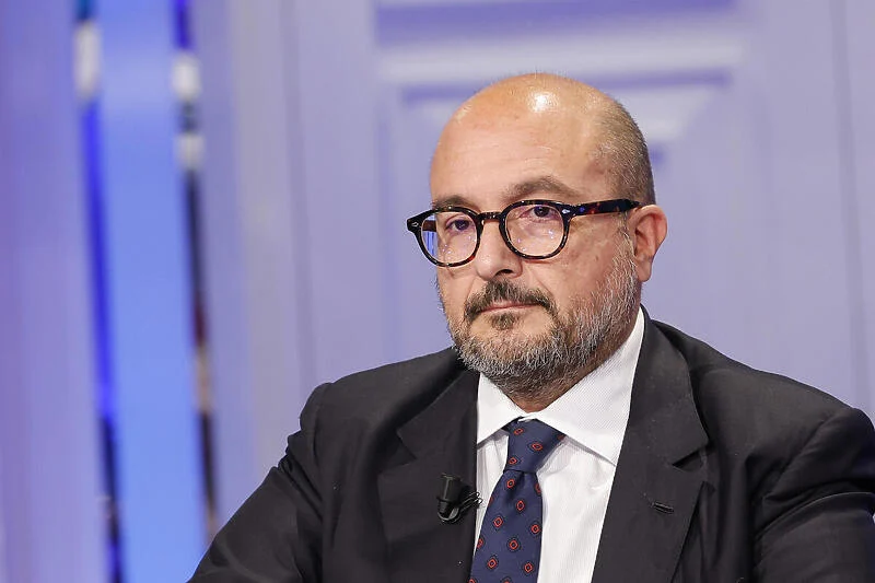 SKANDAL TRESE ITALIJU: Ministar u suzama se javno izvinio jer je htio da zaposli ljubavnicu (FOTO)