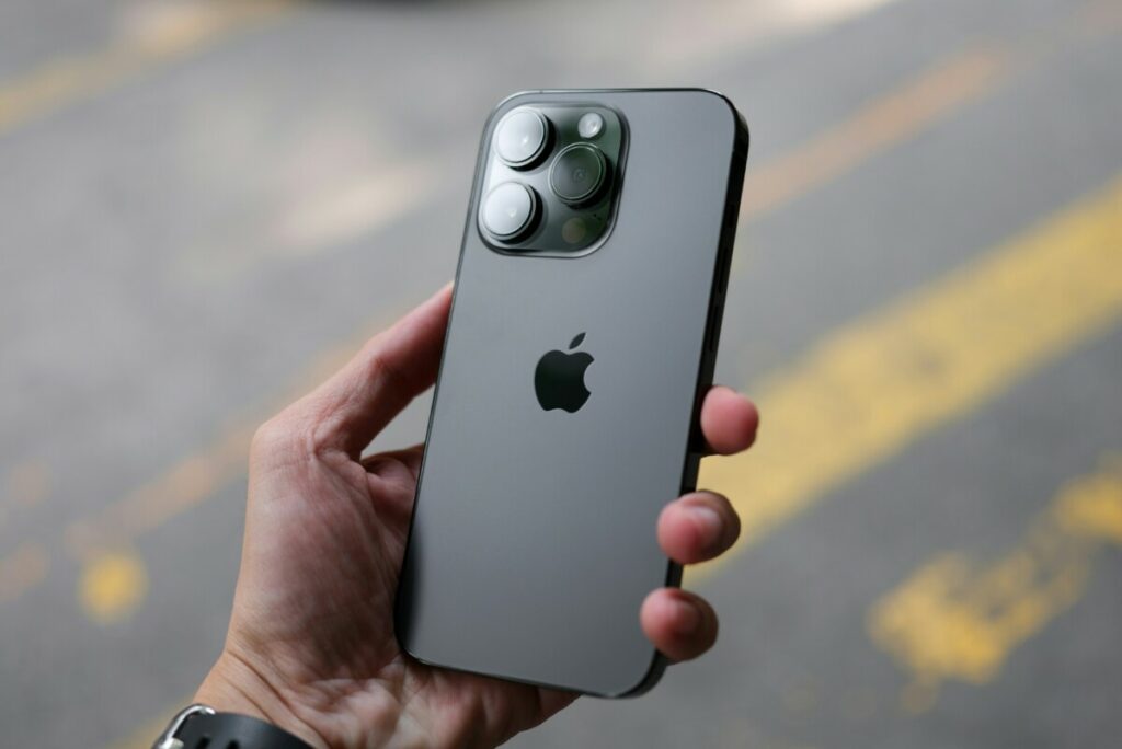 ŽENA PREVARILA KUPCA: Optužena da je umjesto Iphone-a poslala dvije jabuke