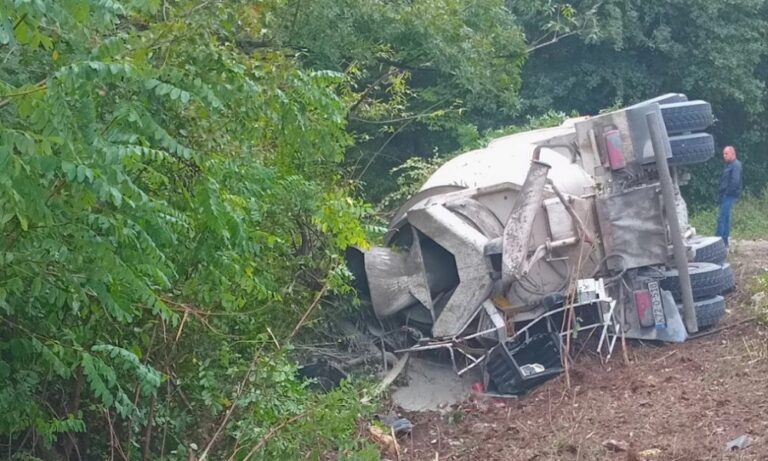 SAOBRAĆAJKA KOD PRNJAVORA: Sletio kamion sa mješalicom za beton