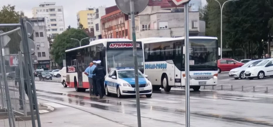 SAOBRAĆAJKA U CENTRU BANJALUKE: Sudarili se autobus i policijsko vozilo