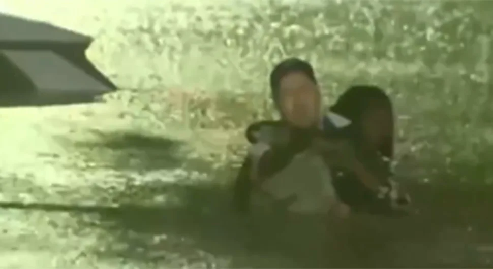 VODITELJ PREKINUO JAVLJANJE UŽIVO I SPASIO ŽENU IZ AUTA: Kamere zabilježile dramatične scene (VIDEO)