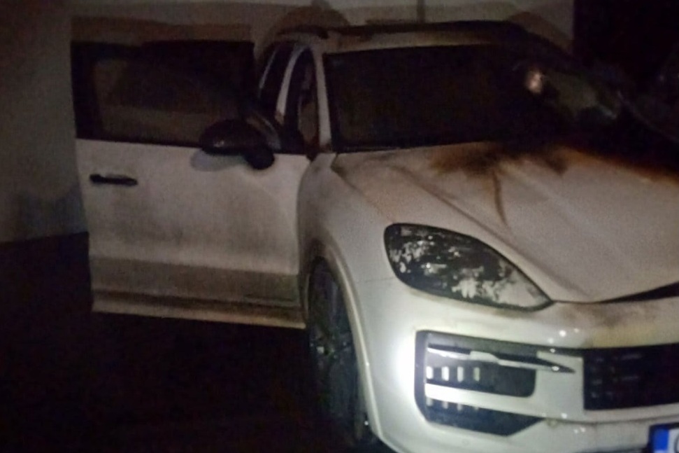 ZAPALJEN AUTOMOBIL U BANJALUCI: Porše poliven zapaljivom tečnošću