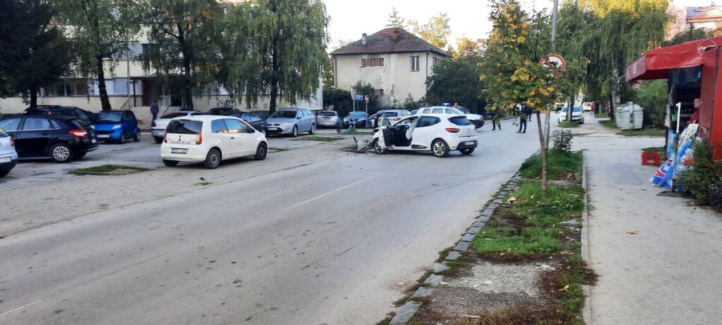 ТЕЖАК УДЕС У БАЊАЛУЦИ: Предњи дио аутомобила потпуно смрскан (ФОТО)