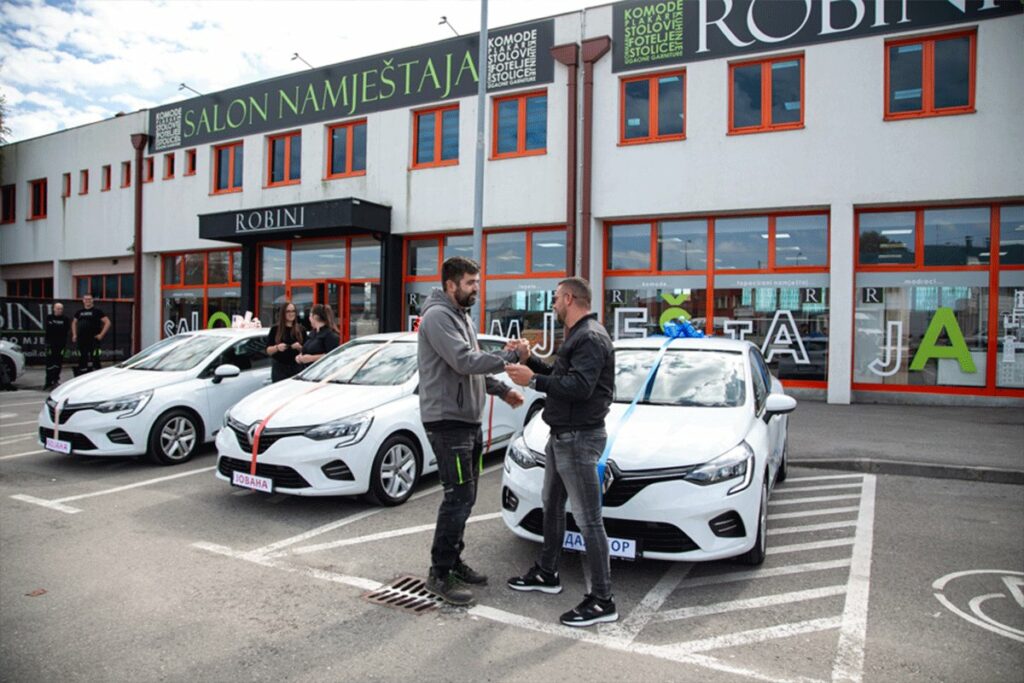 POSLODAVCI ZA POŽELJETI: Firma u Prijedoru nagradila radnike automobilima (FOTO)