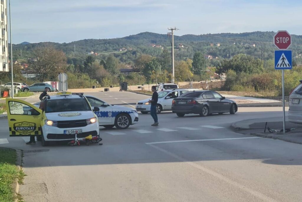 DJAČAKA UDARIO AUTOMOBIL DOK JE PRELAZIO ULICU: Saobraćajna nesreća u Doboju