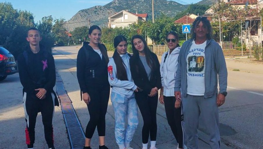 KORAČALI DO OSTROGA DA POMOGNU JABLANICI: Humanitarno hodočašće trebinjskog Ansambla „Jovan Dučić“ svijetao primjer u tragičnim danima