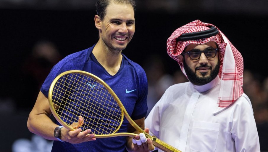 DA LI JE OVO NORMALNO? Evo koliko košta zlatni reket Rafaela Nadala iz Rijada (FOTO)