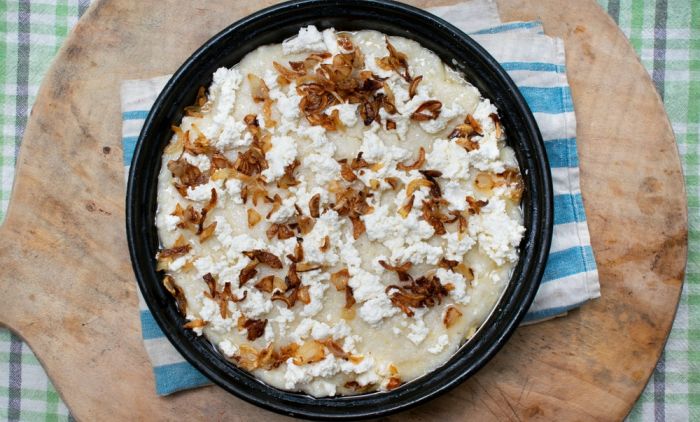 KAKO SE SPREMA KAČAMAK: Tradicionalni recept sa čvarcima slaninom (VIDEO)