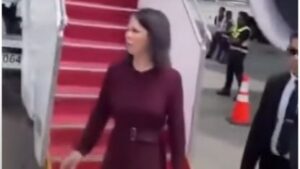 BRUKA BERBOKOVE U KINI: Na aerodromu je niko nije dočekao (VIDEO)