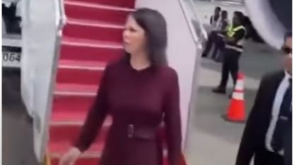 BRUKA BERBOKOVE U KINI: Na aerodromu je niko nije dočekao (VIDEO)