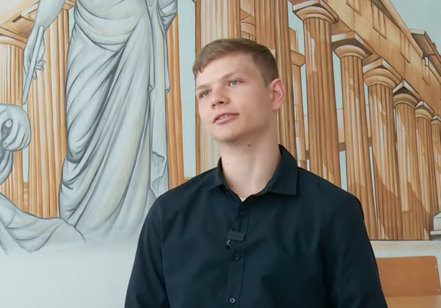 UJEDNO ZAVRŠAVA DVA RAZREDA SREDNJE ŠKOLE, A JOŠ UČI I ZA FAKULTET: Andrej iz Dervente ima nepresušnu glad za znanjem