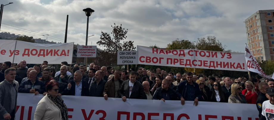„NAROD STOJI UZ SVOG PREDSJEDNIKA“: Građani okupljeni ispred Suda BiH pružili podršku Dodiku (VIDEO)