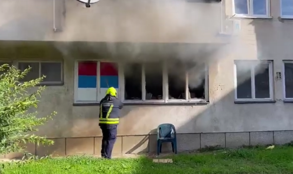 POŽAR U STANU U GRADIŠCI: Crni dim u prizemlju zgrade uznemirio stanovnike (VIDEO)