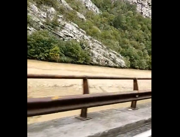 NERETVA U MOSTARU PROMIJENILA BOJU: Poplave u Hercegovini zamutile „zeleni biser“ (VIDEO)