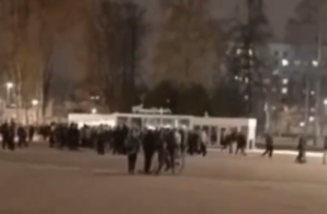 ПАНИКА У МОСКВИ: Пуцњава у централном градском парку, људи бјеже на све стране (ВИДЕО)