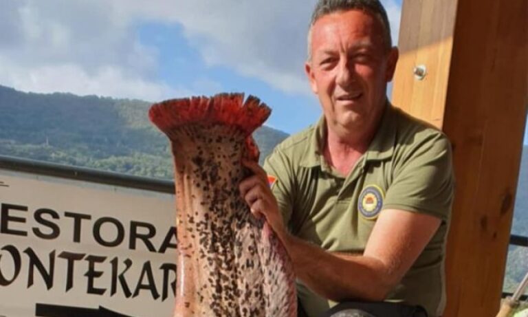 ULOVIO SOMA KAPITALCA: Miodrag na Zvorničkom jezeru upecao ribu od 54 kilograma (FOTO)