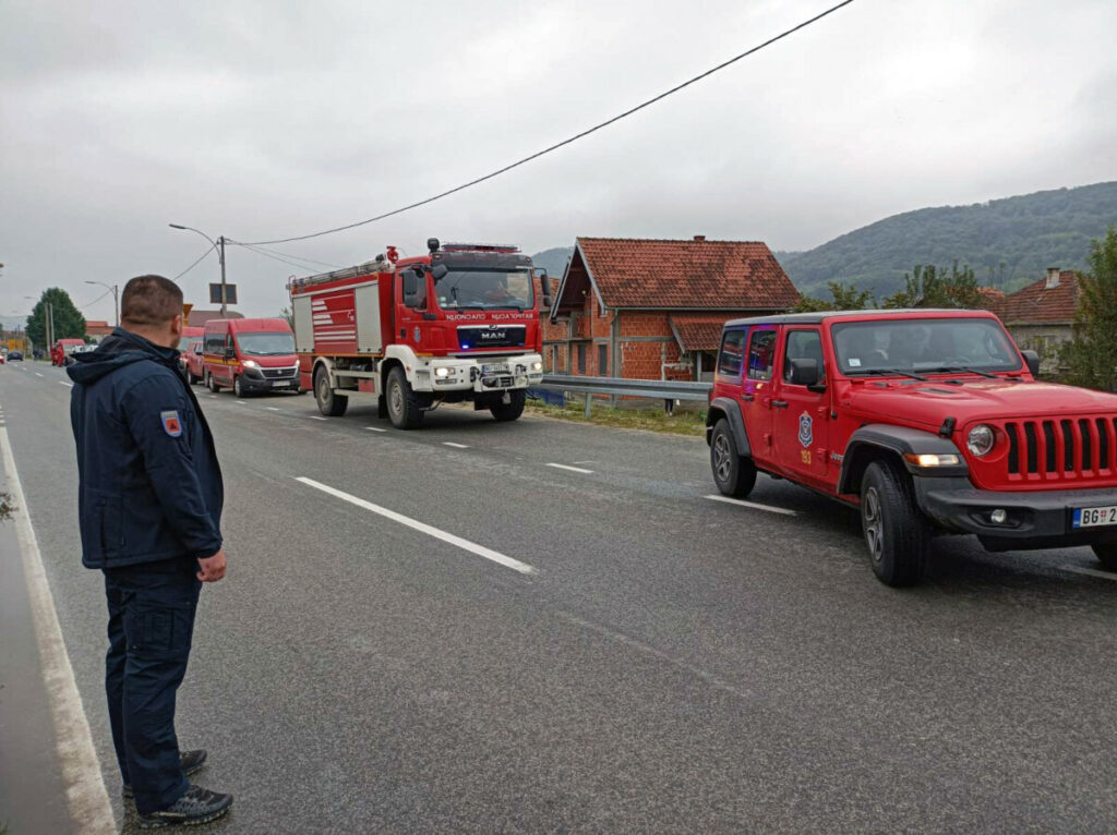 ИДЕМО ДА ПОМОГНЕМО, НОСИМО ДОБРУ ВОЉУ: Спасилачки тимови из Србије се упутили у угрожена подручја у Федерацији БиХ (ФОТО)