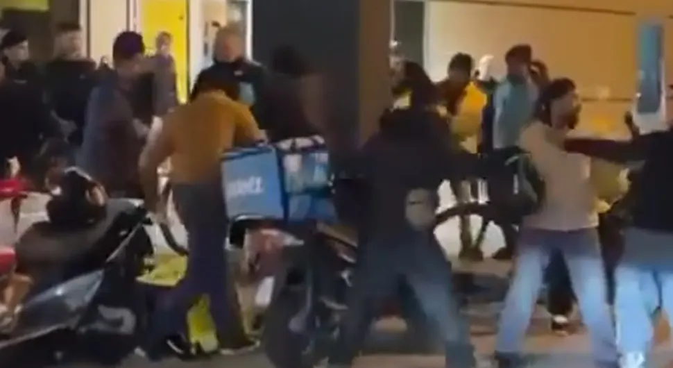 УЗНЕМИРУЈУЋИ ВИДЕО: Брутална туча достављача хране (ВИДЕО)