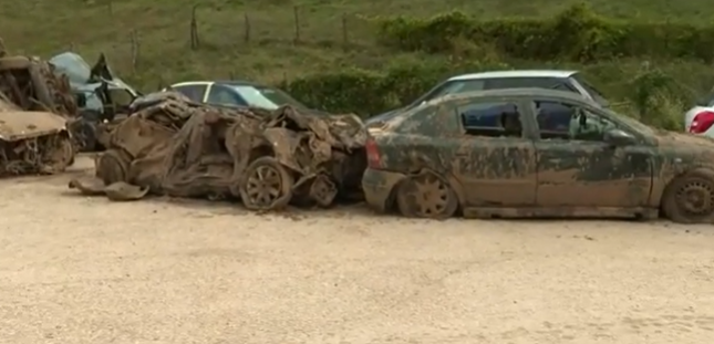 АУТОМОБИЛИ СМРСКАНИ: Језиви призори из Јабланице након поплава (ВИДЕО)