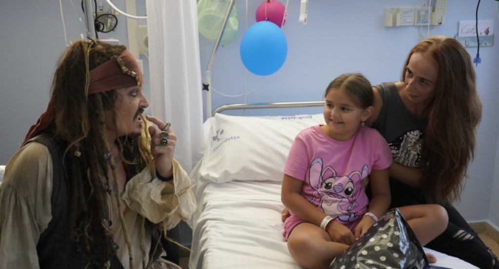 „DŽEK SPEROU RAZVESELIO MALIŠANE NA PEDIJATRIJI“: Džoni Dep ponovo u ulozi kapetana vraća osmijeh bolesnima (FOTO)