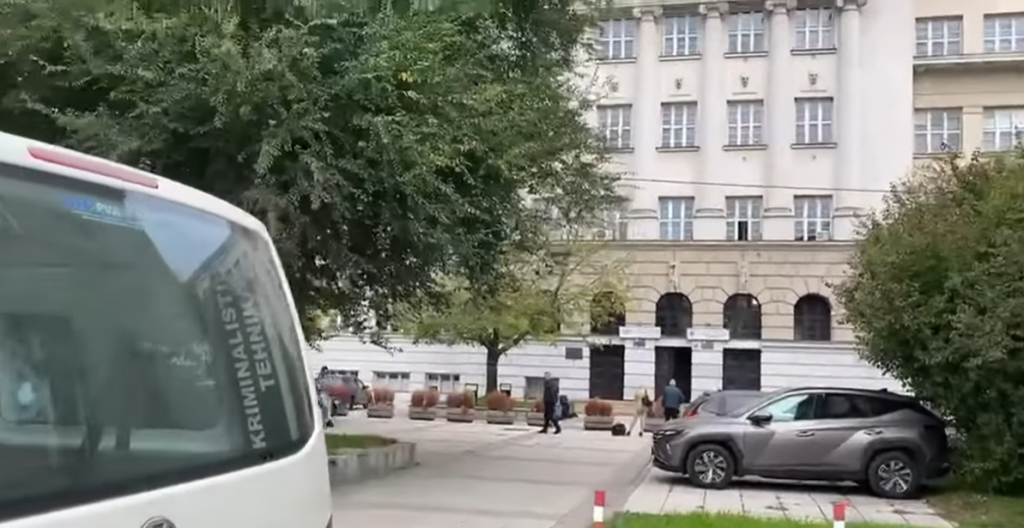 RANIO DRUGOG UČENIKA U POTKOLJENICU: Predložen pritvor maloljetniku koji je pucao ispred škole u Sarajevu