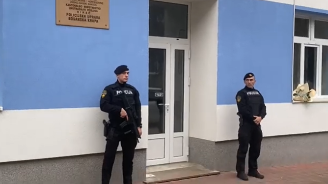 OPSADNO STANJE U BOSANSKOJ KRUPI: Policajci s dugim cijevima ispred policijske stanice (VIDEO)